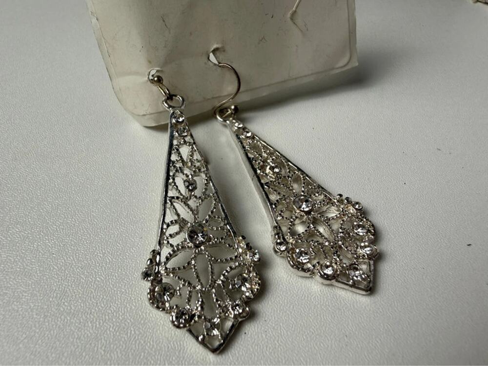 Silver tone filigree dangle earrings 2”
